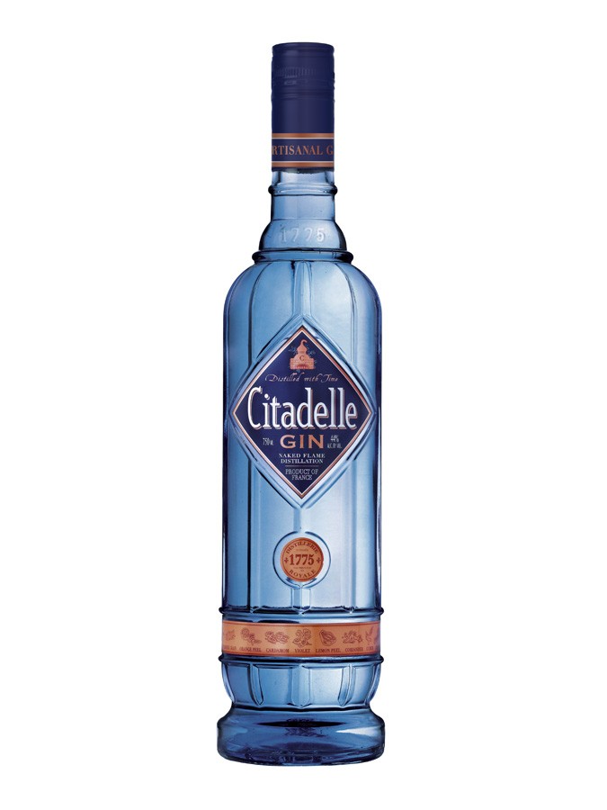 Citadelle gin France, 44% est le premier gin distillé dans des alambics charentais en cuivre.