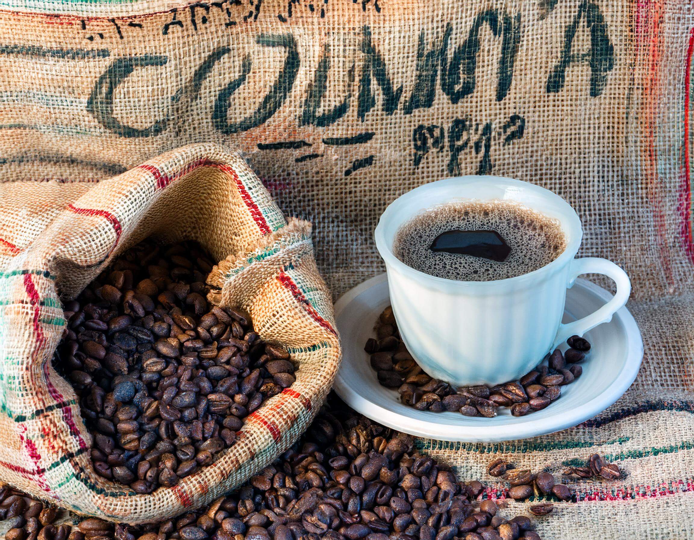 grains de café de Colombie avec tasse